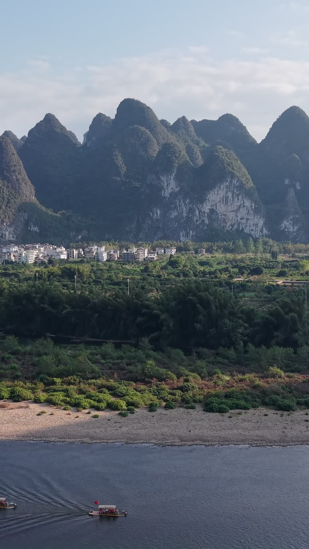 竖版航拍桂林阳朔兴坪漓江竹筏 (13)