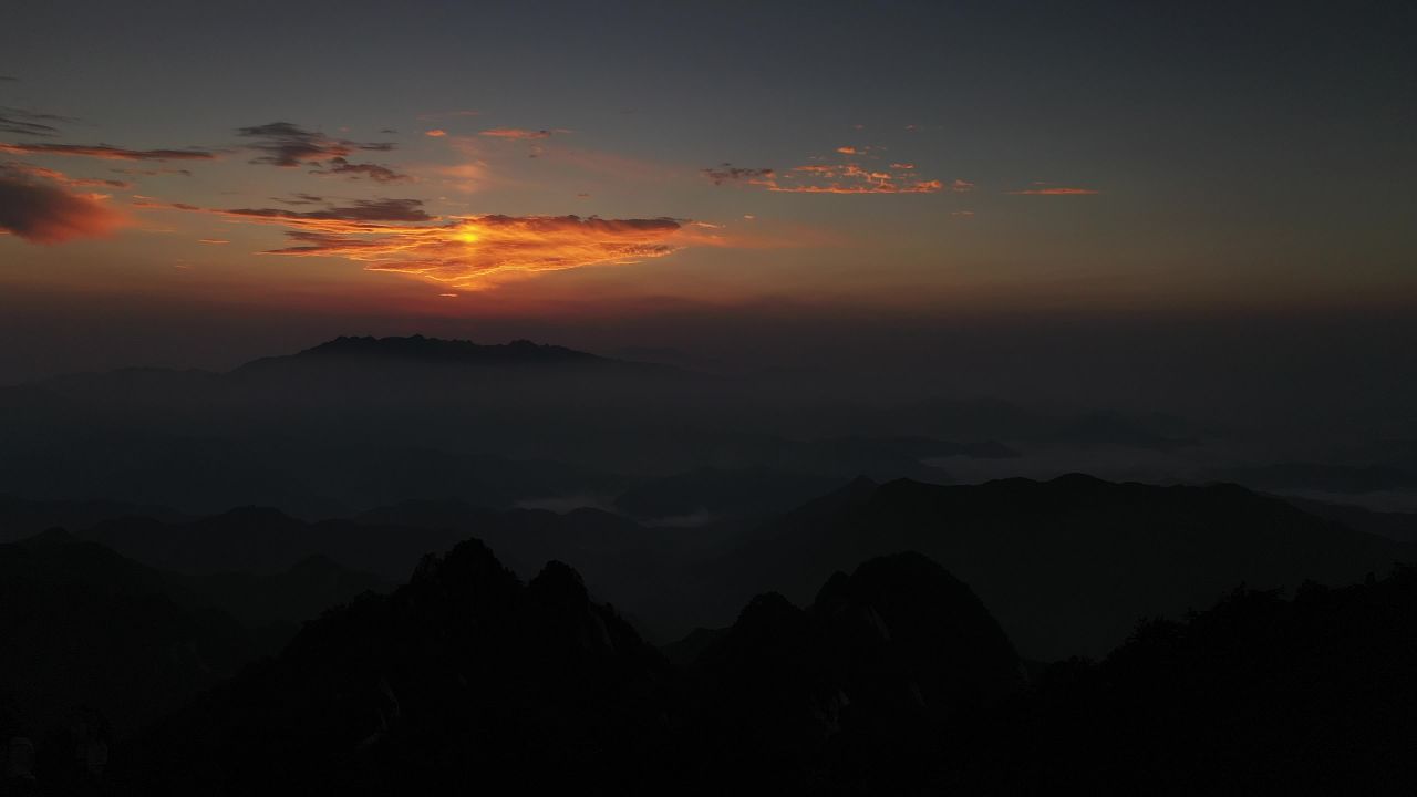 日出山峦