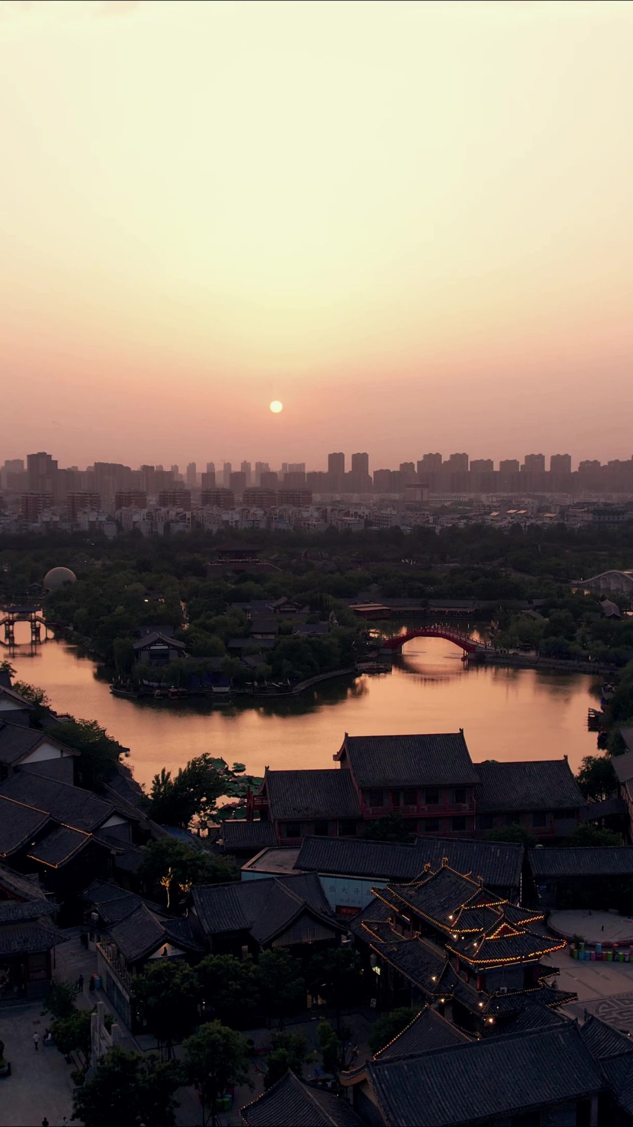 河南开封晚霞夕阳竖屏航拍  
