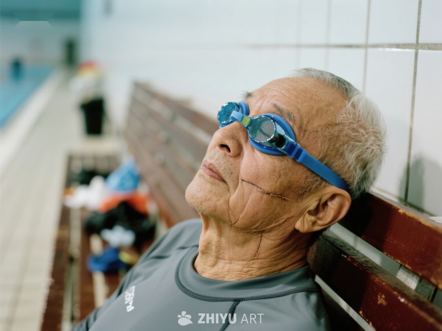 泳池旁休息的老人 231