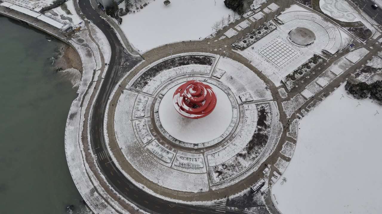 青岛五四广场情人坝海边城市雪景航拍 15