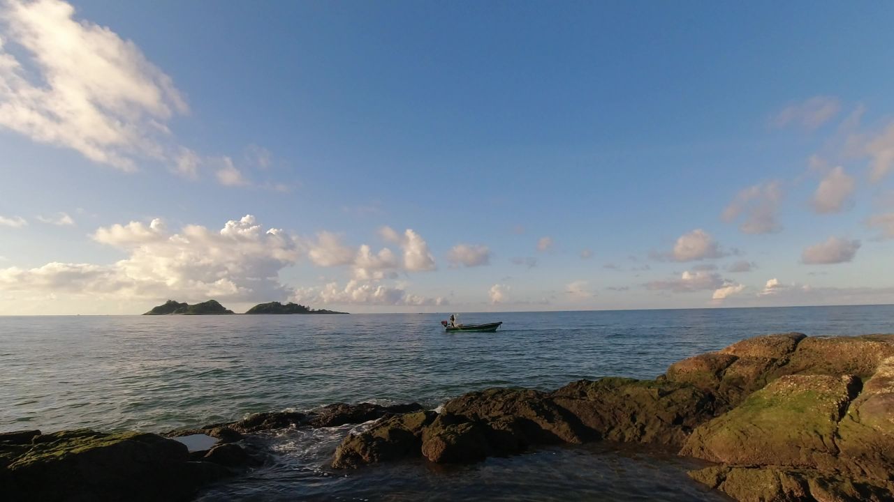 清晨的海边，海上的渔船