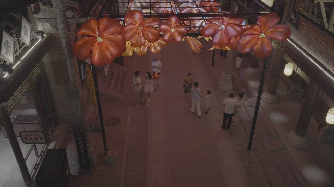 夜市花灯下的悠闲时光