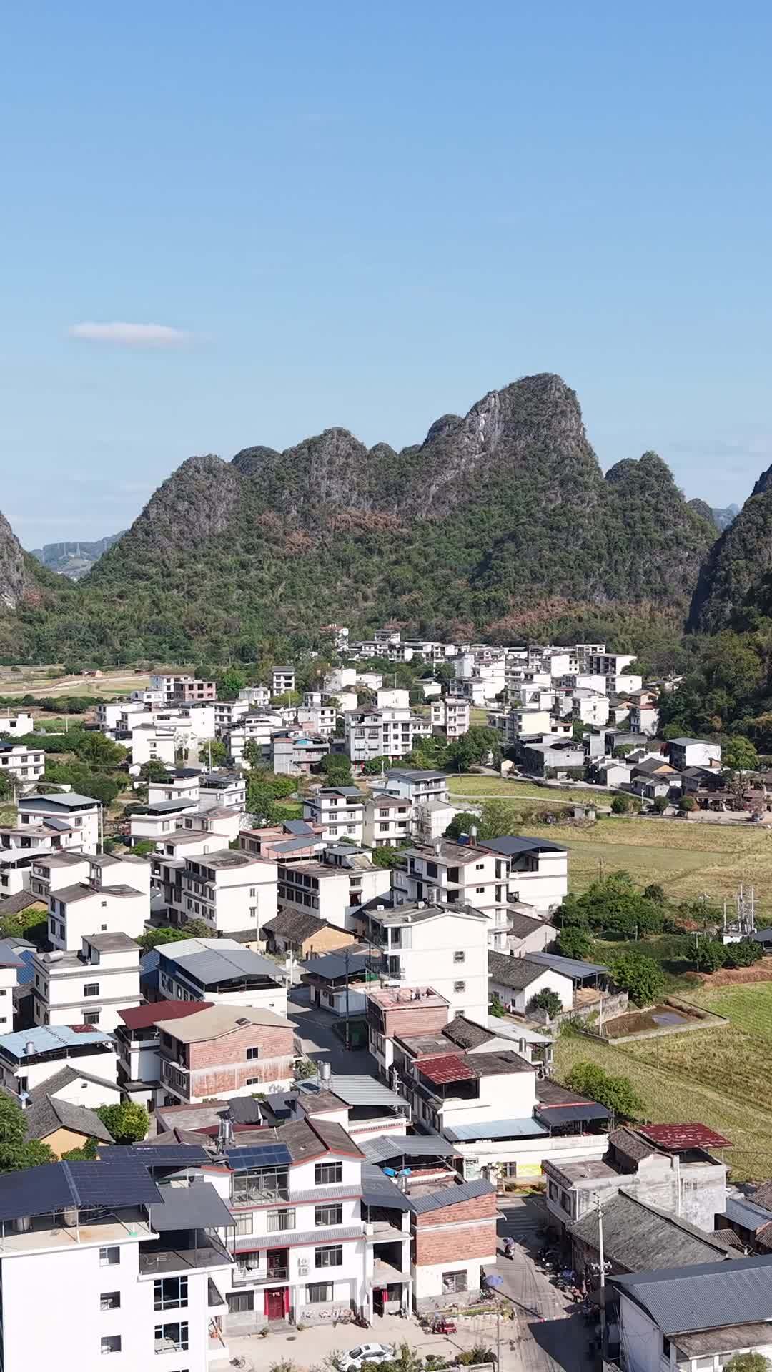 山水环绕的宁静村庄