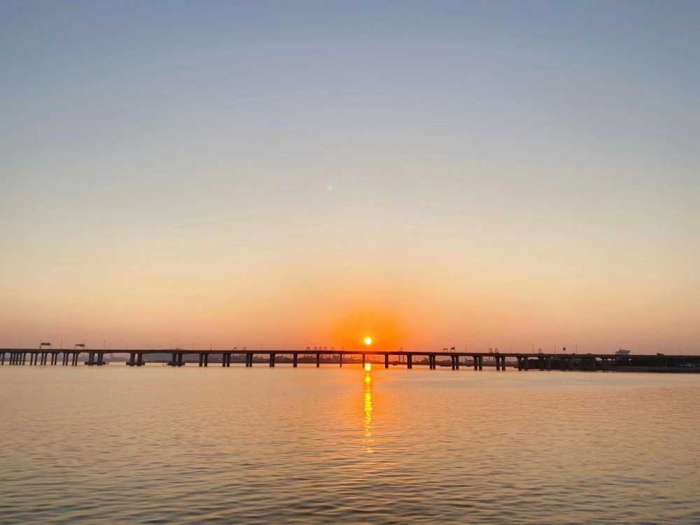 夕阳海边日落 海岸线晚霞 跨海大桥