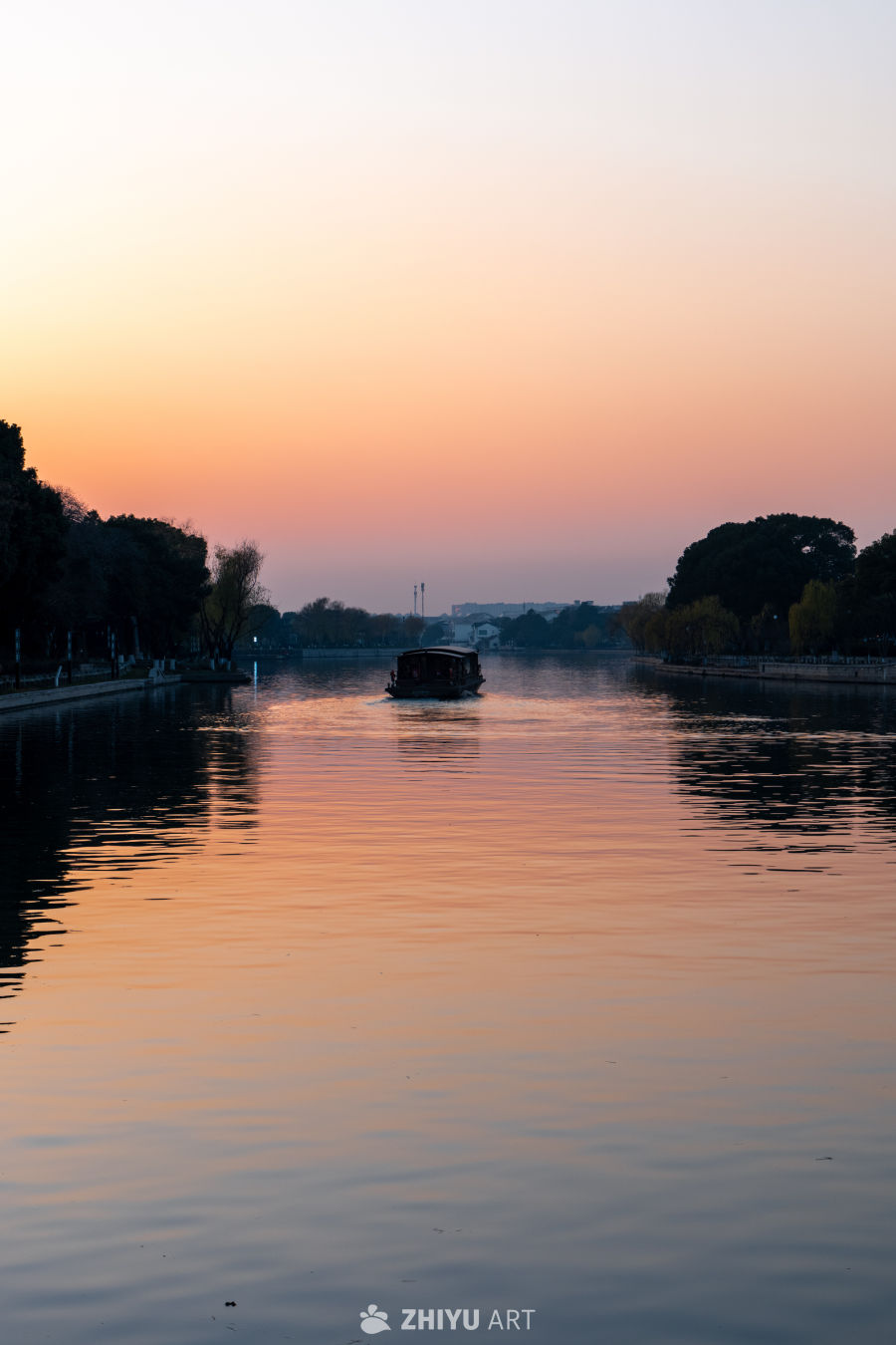 湖畔夕阳小舟行