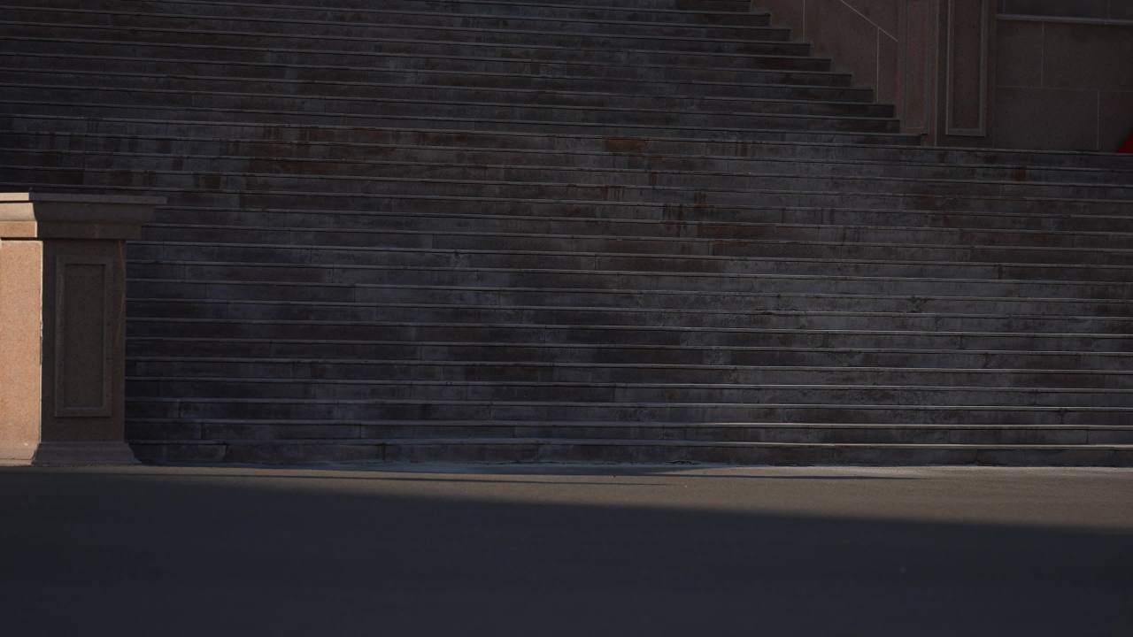 秋季校园里的大学生