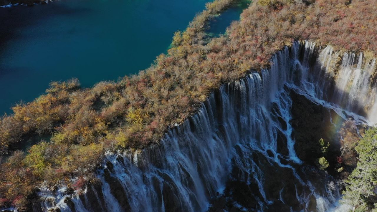 航拍九寨沟诺日朗瀑布秋景