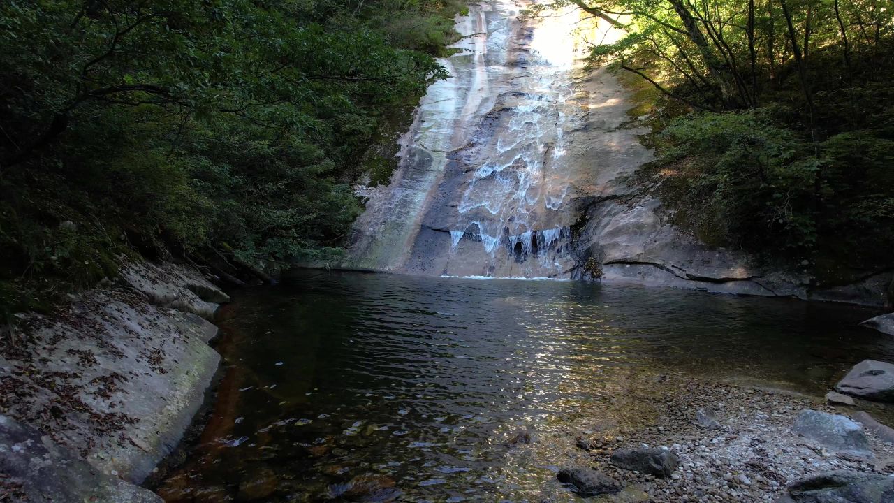 4k山壁流水航拍树木阳光