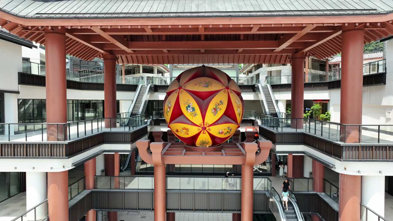 中式商场与自然风光