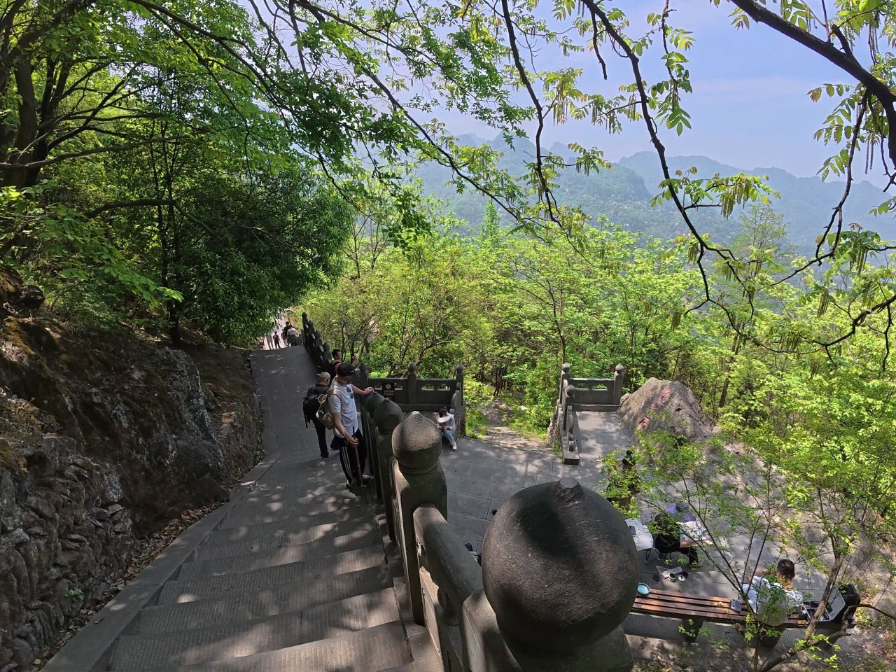 山间步道上的悠闲时光
