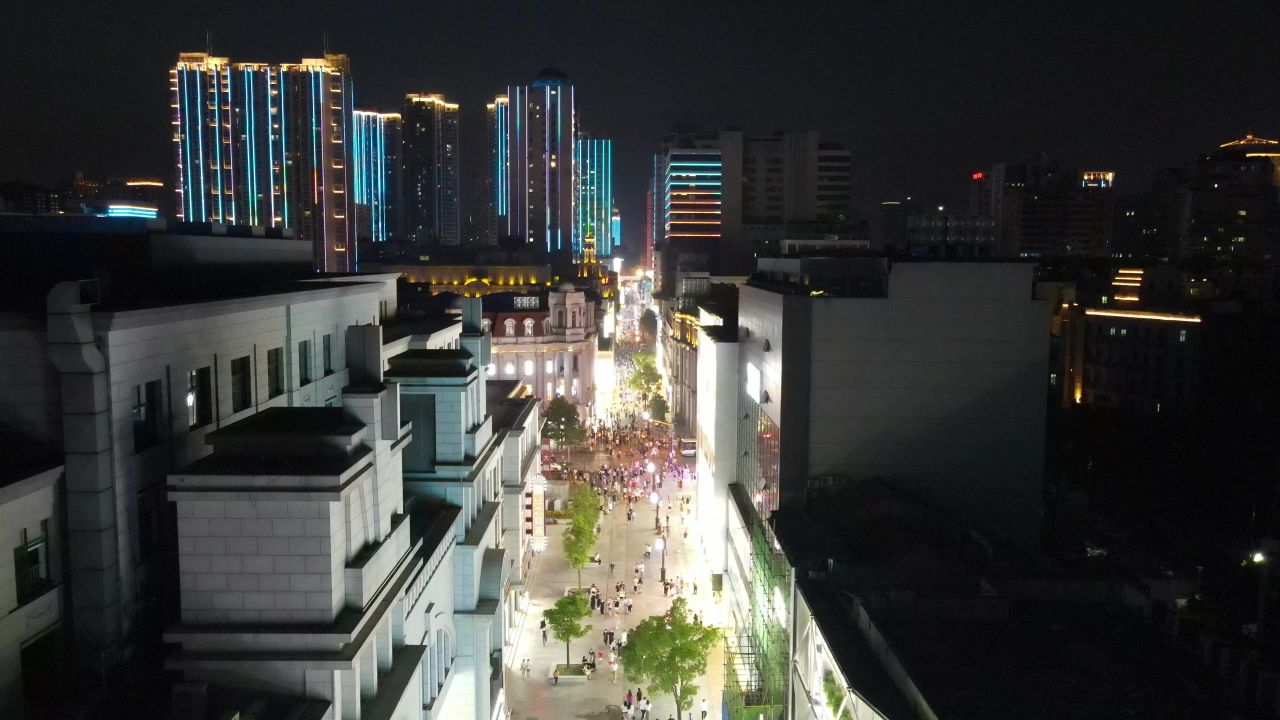 湖北武汉江汉路步行街夜景人流