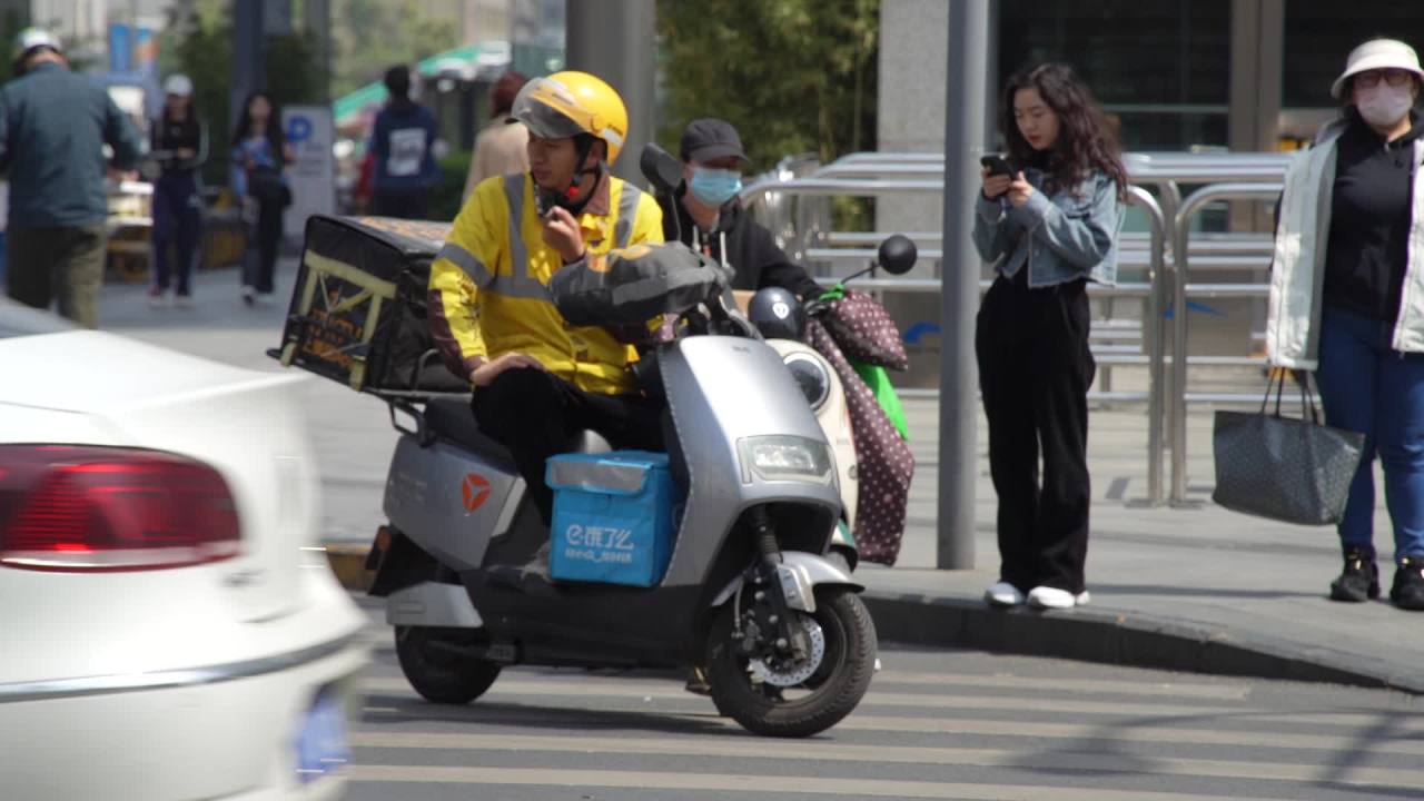 抓拍街头的各种外卖小哥