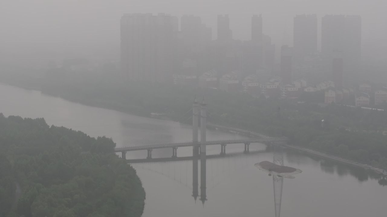 雾中城市的静谧之美
