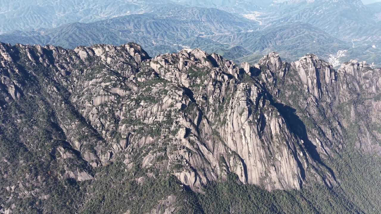 壮丽山峦的俯瞰视角