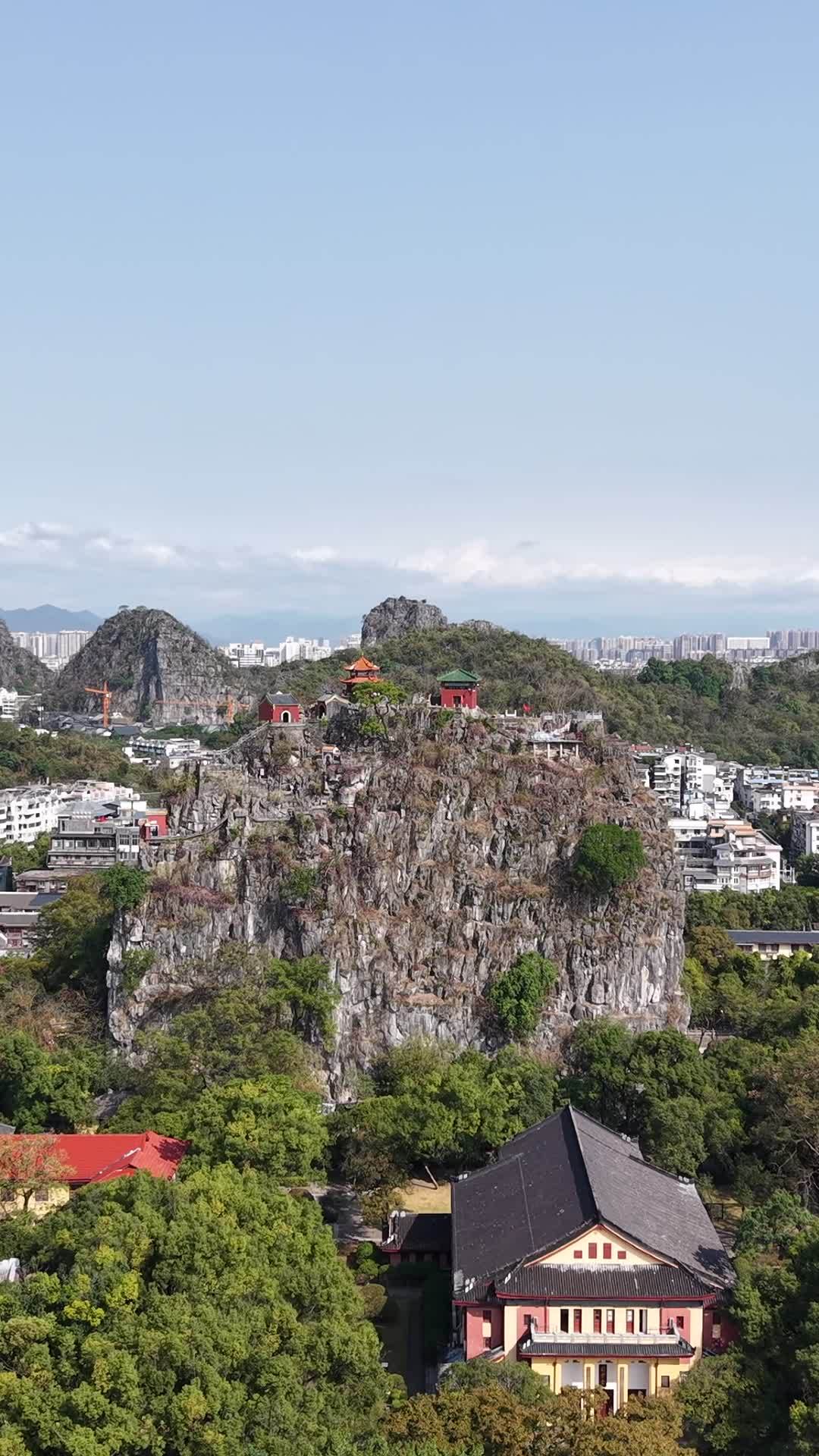 山巅古韵：城市与自然的和谐共存