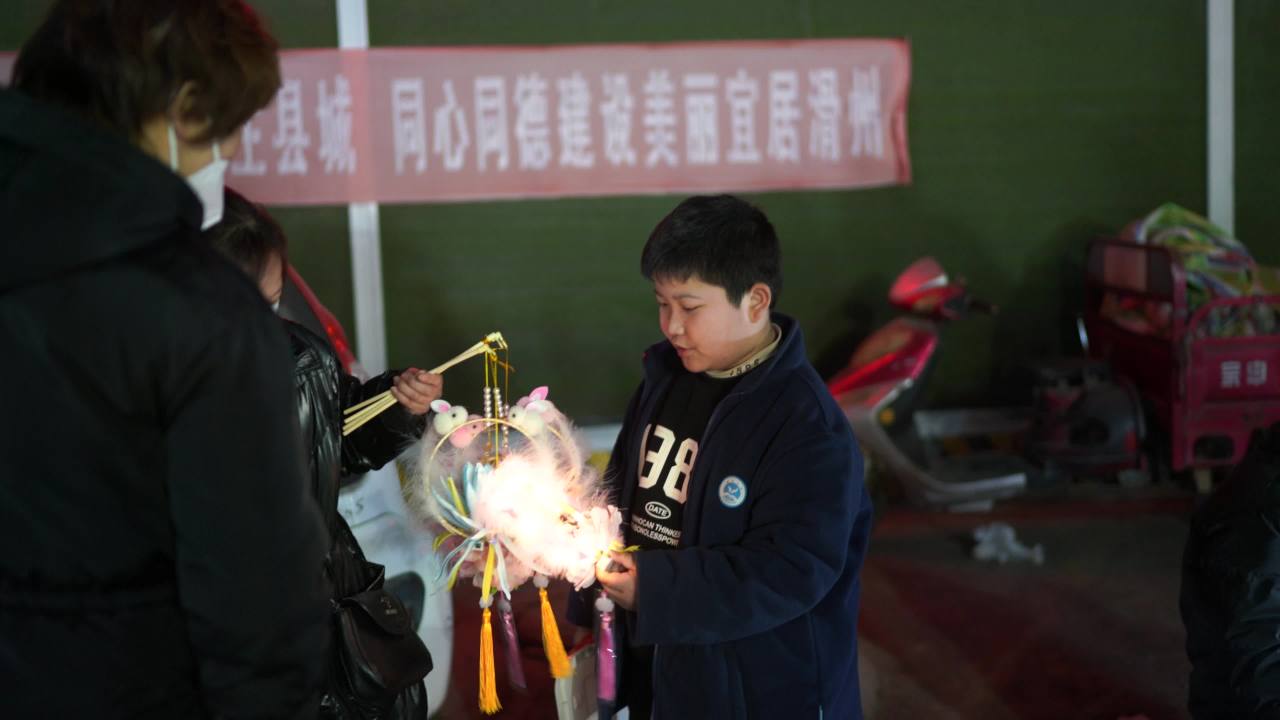 孩子点燃节日玩具