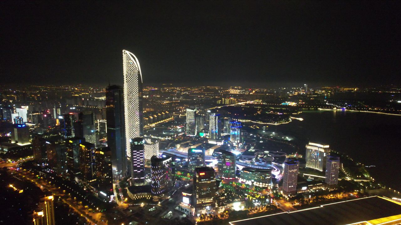江苏苏州工业园区国金中心苏州之门夜景灯光航拍  