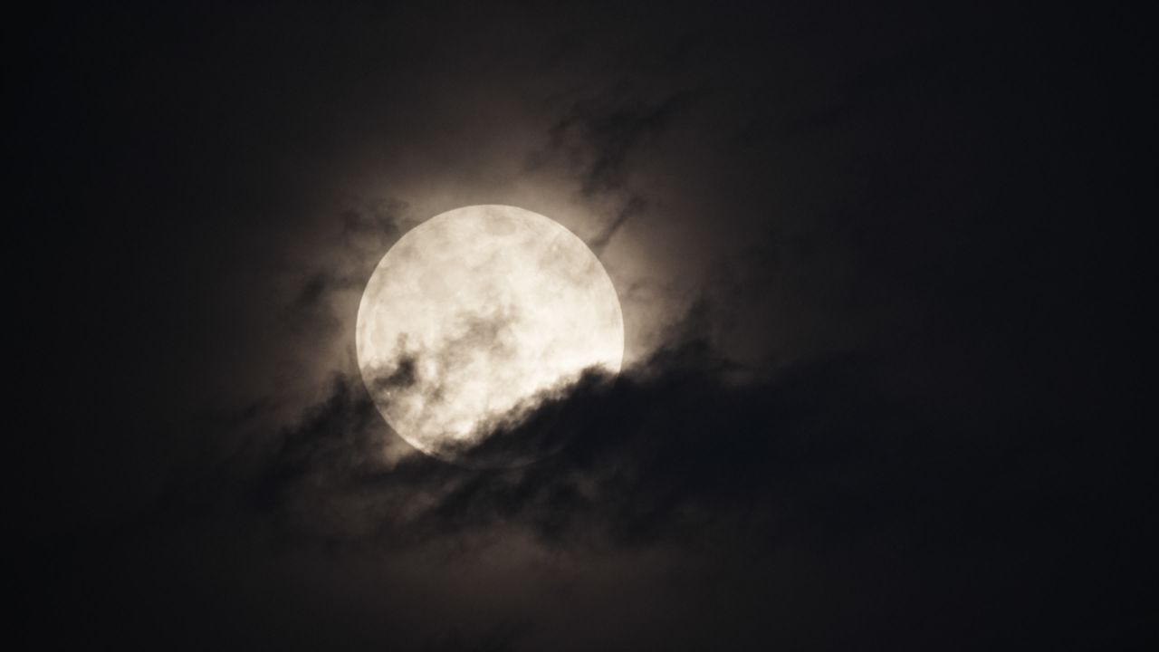 月亮月球夜晚天空皎洁明月长焦特写延时摄影 16