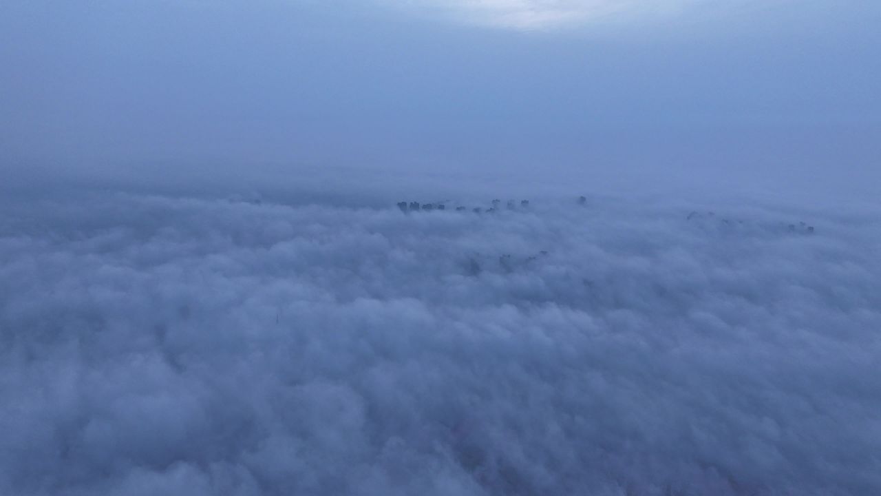 云海中的城市