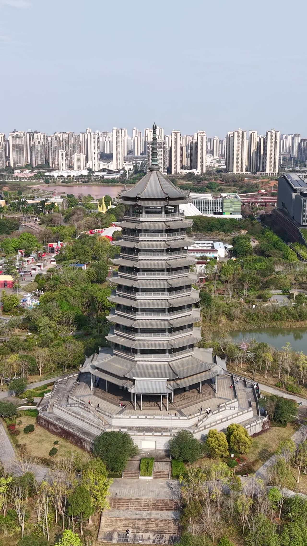 城市中的古塔与现代风光