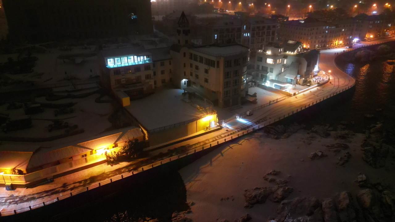 青岛老城区琴屿路夜景海边雪景航拍 4