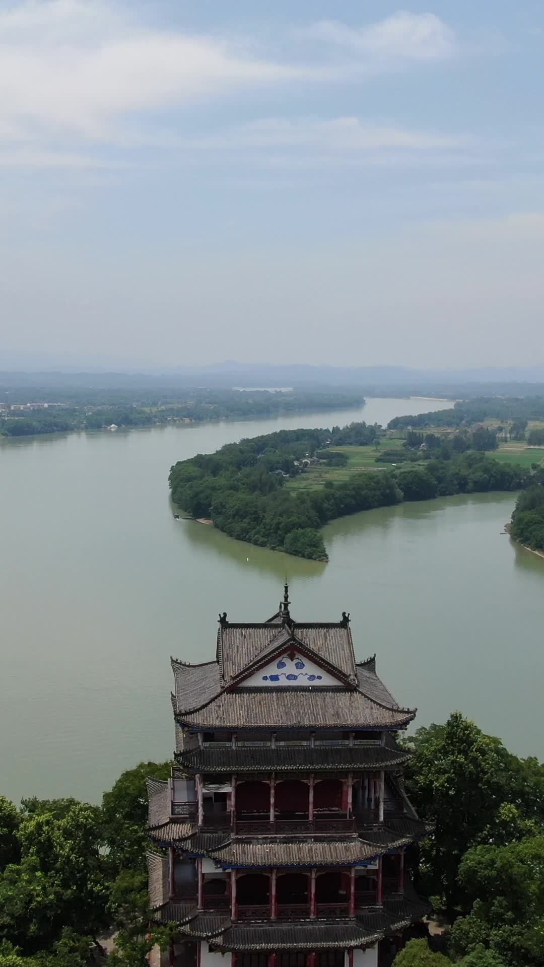 古塔与河流的和谐之美