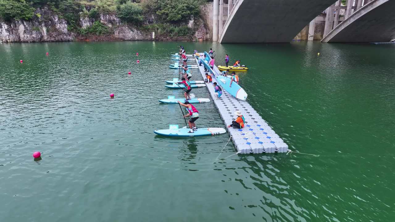 4k航拍山水间桨板比赛  水上桨板运动