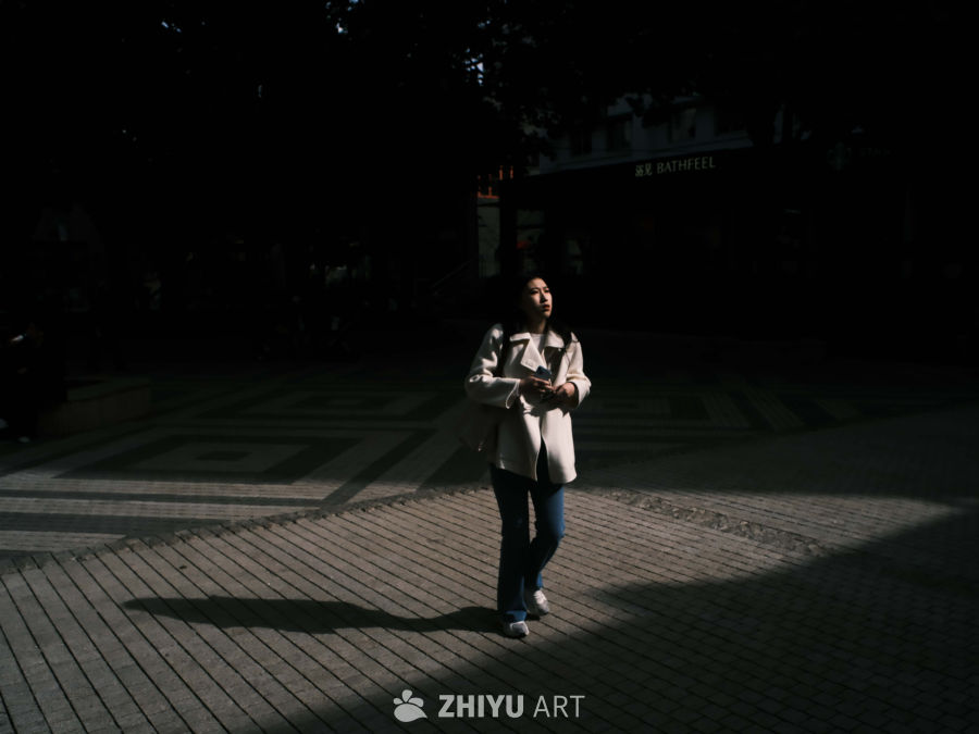 光影中的都市行者