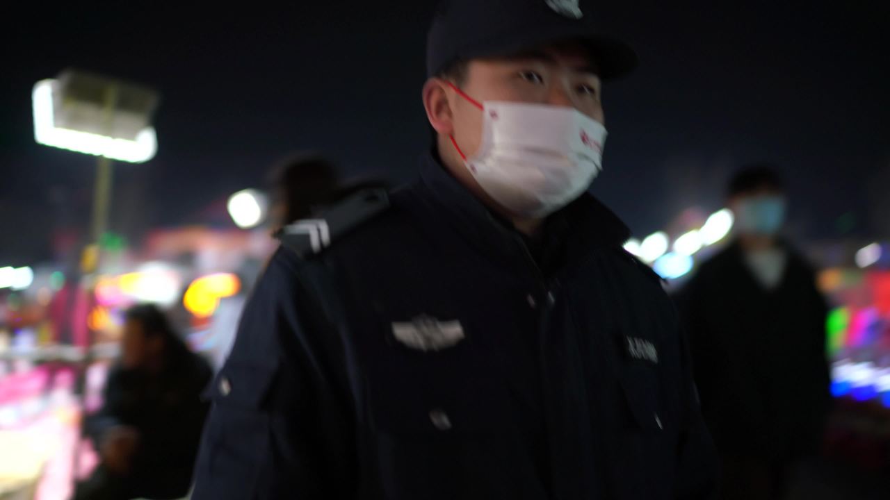夜间街头的守护者