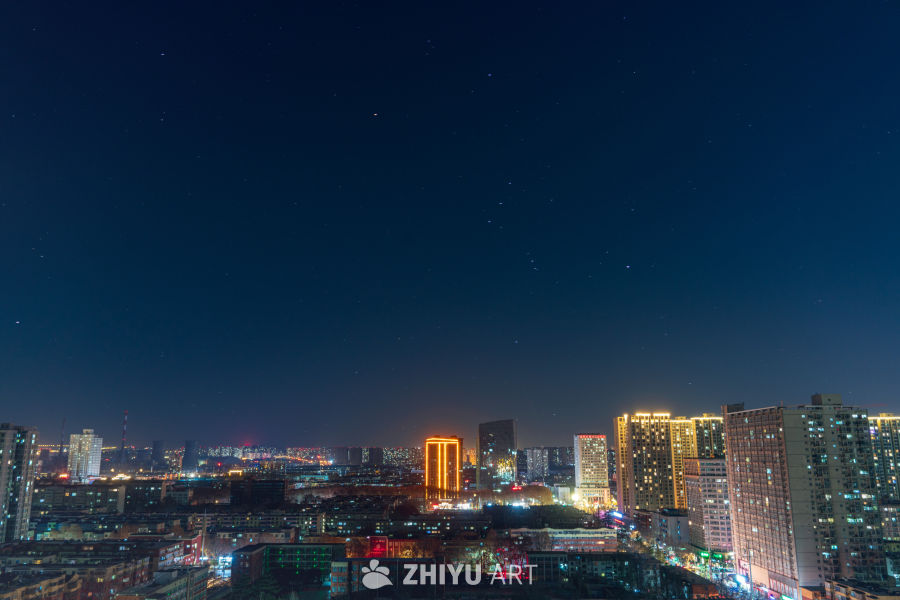 城市夜空下的静谧时光