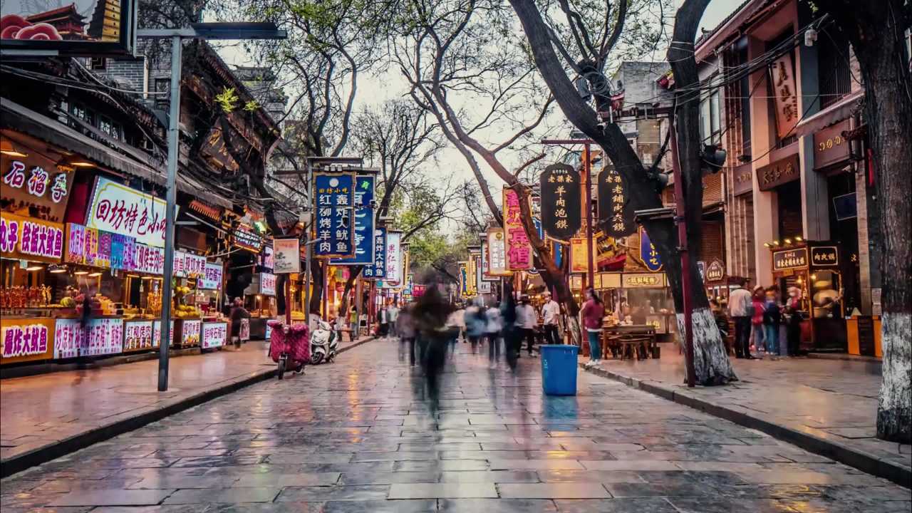 雨后古街的繁华景象