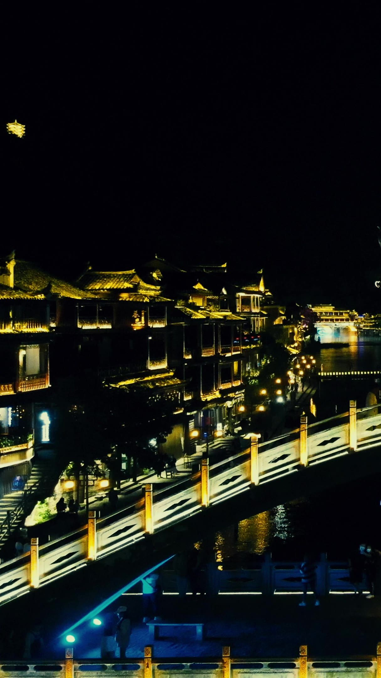  湖南湘西凤凰古城夜景灯光竖屏航拍
