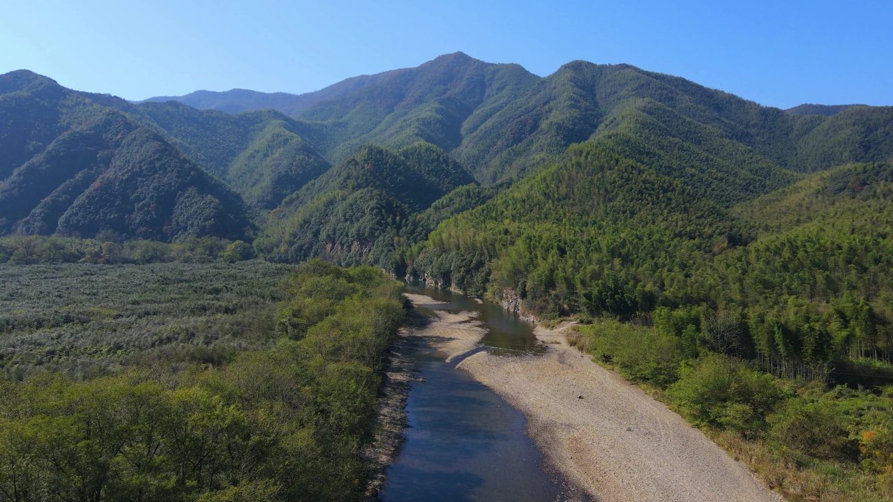 航拍安徽宣城泾县月亮湾的青山绿水