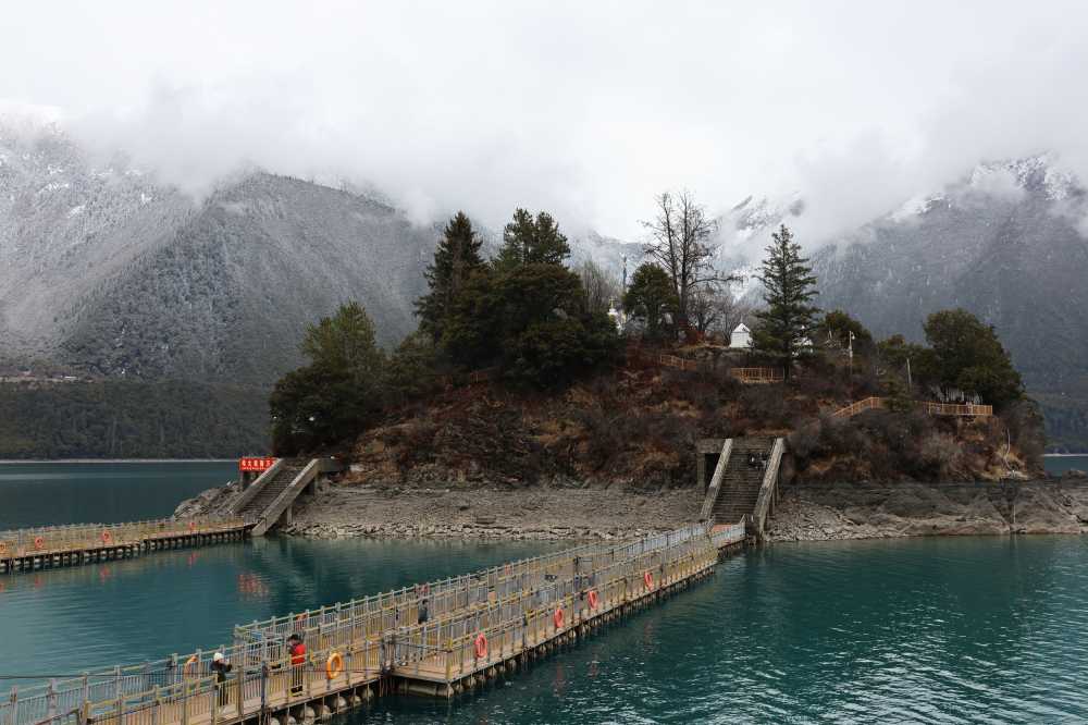 巴松措湖心岛