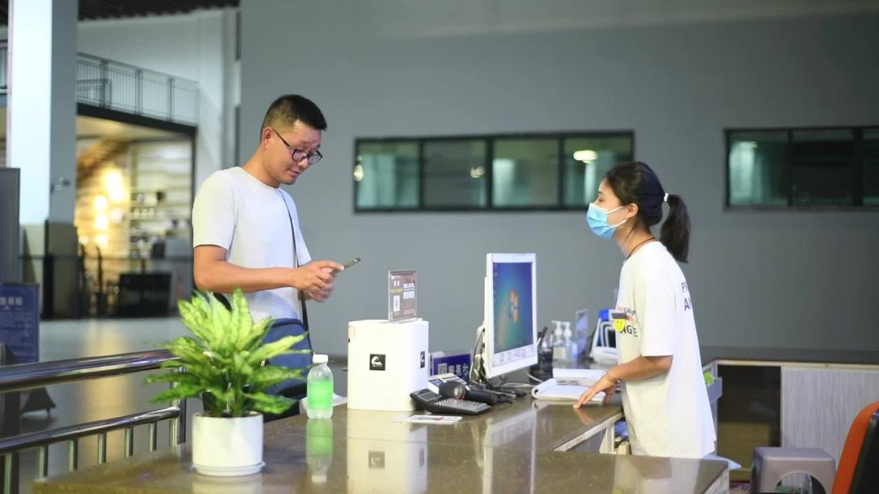 羽毛球馆休闲健身羽毛球教学练习锻炼运动