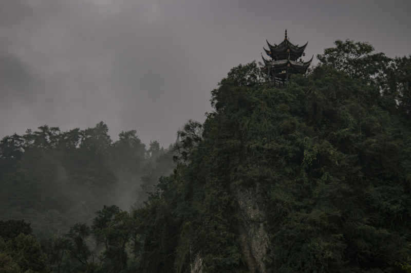 雨中朦胧远山