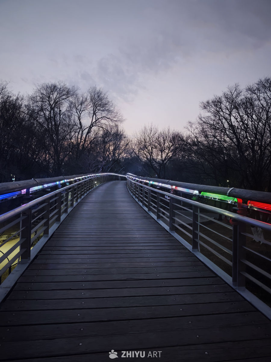 黄昏木桥彩灯图