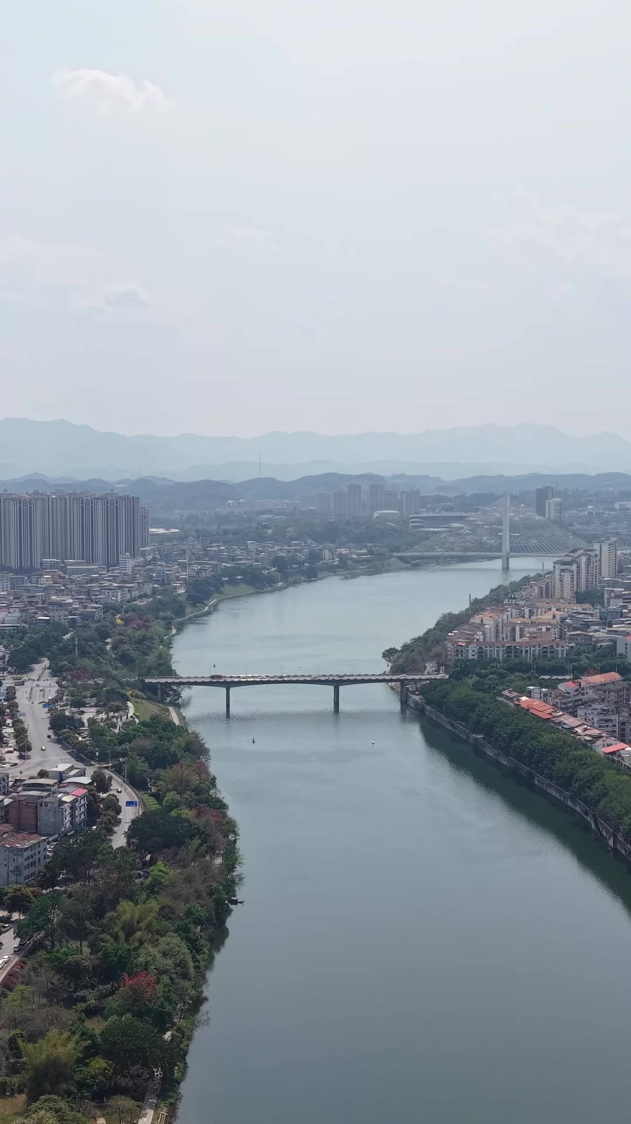 河畔城市的静谧时光