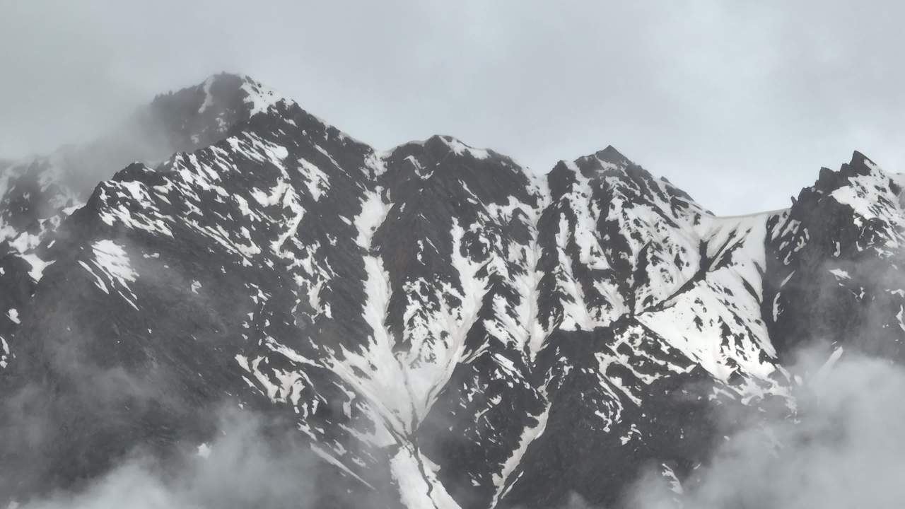 高山峡谷云雾缭绕