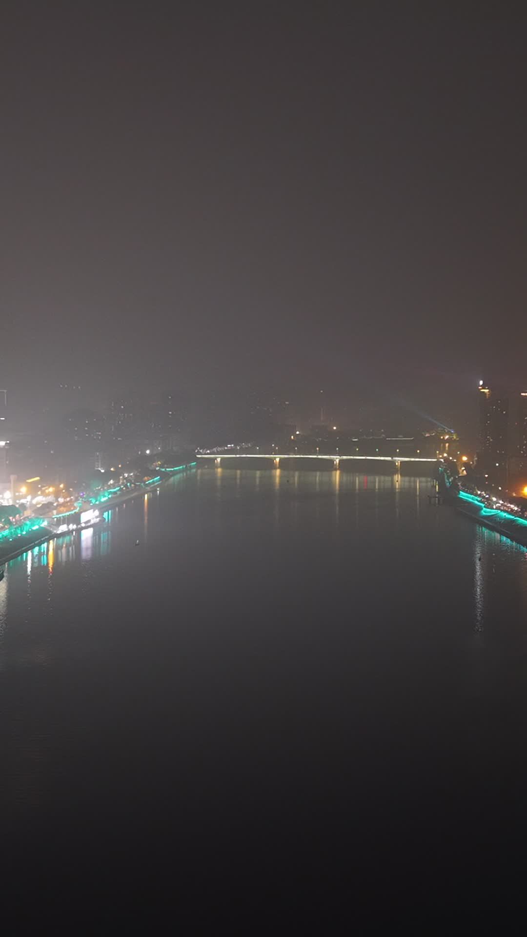 夜幕下的河畔静谧
