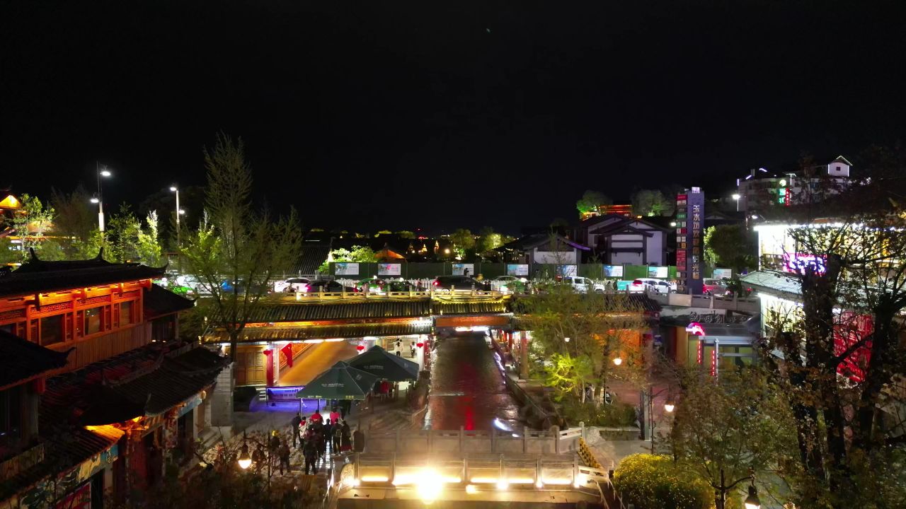 航拍云南丽江古城河道夜景