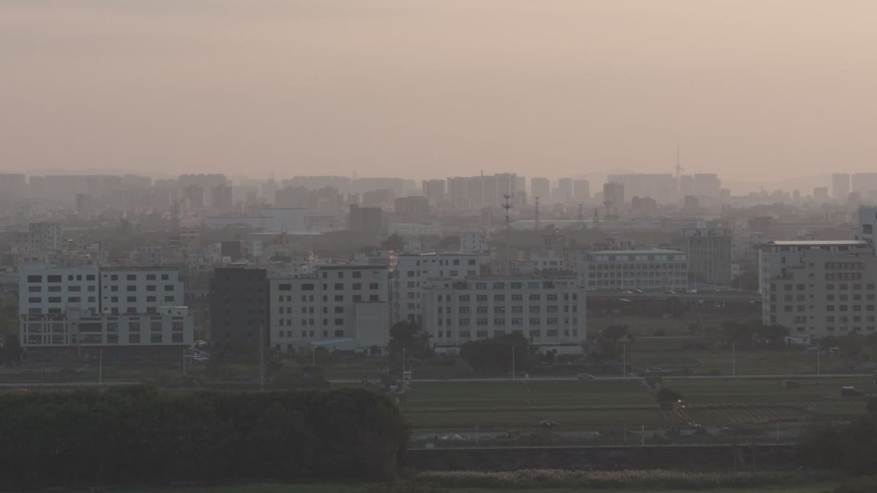 城市郊区乡间小路逆光