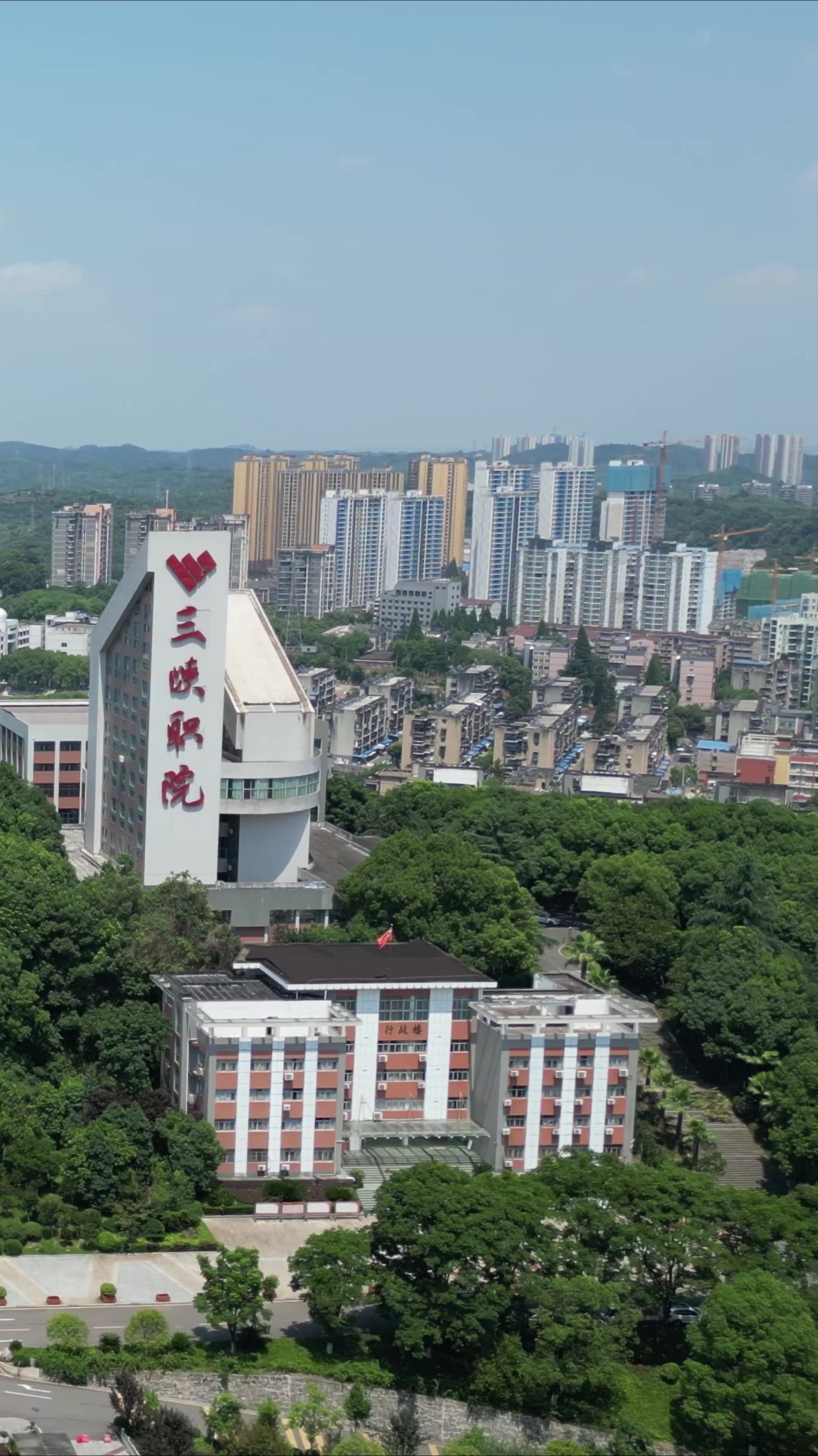 湖北宜昌三峡职院竖屏航拍