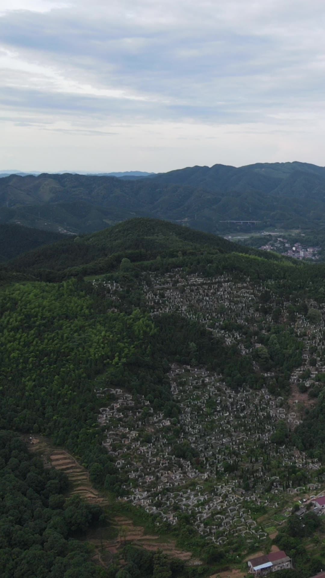 航拍墓地清明节扫墓