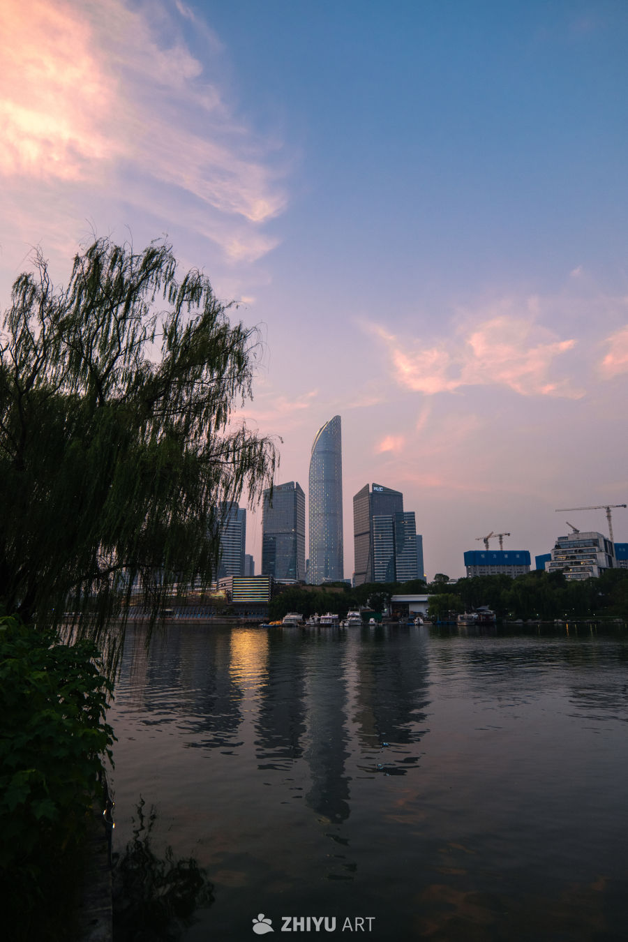 都市河畔黄昏景