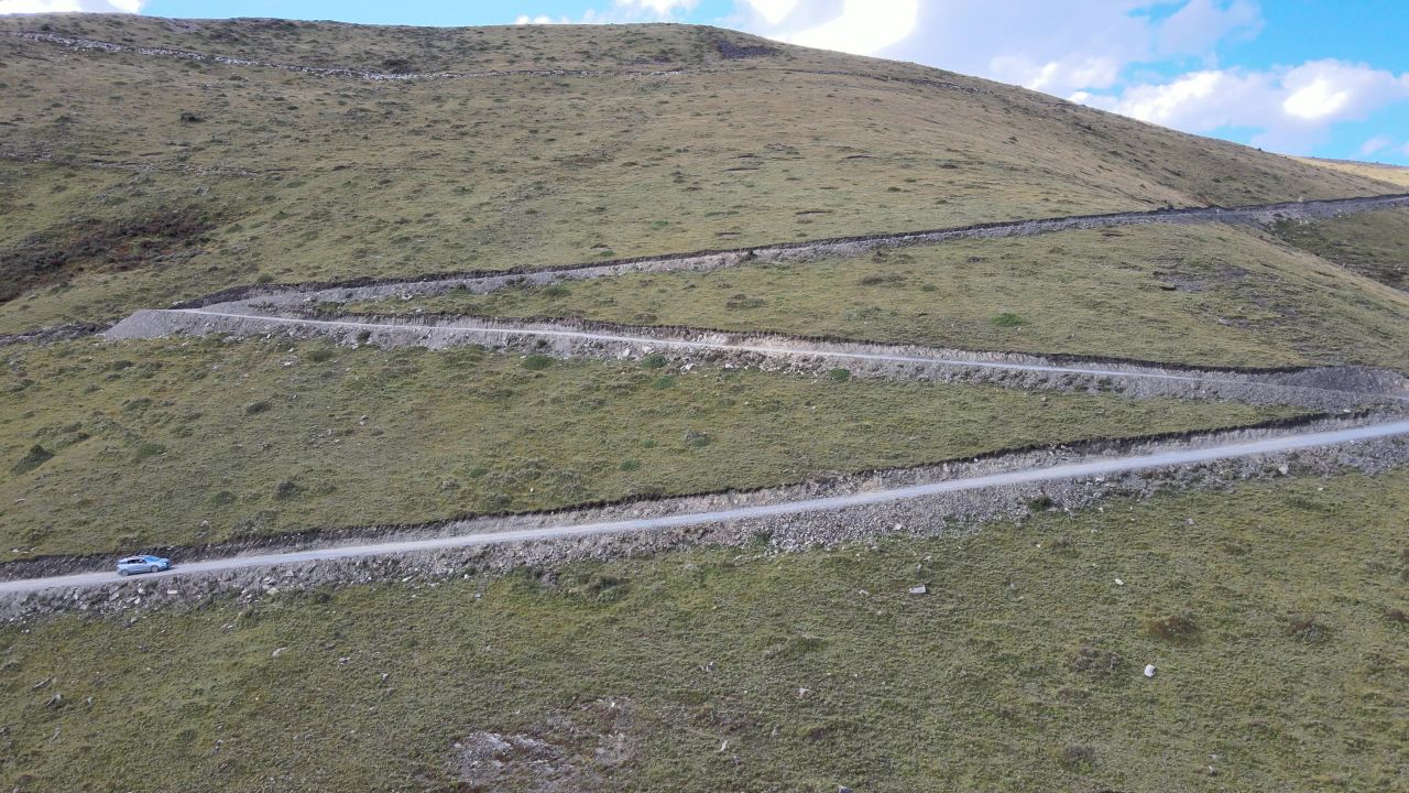 鱼子西高原公路 固定镜头 车辆上山