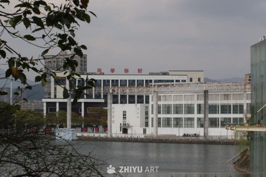湖畔的大学教学楼