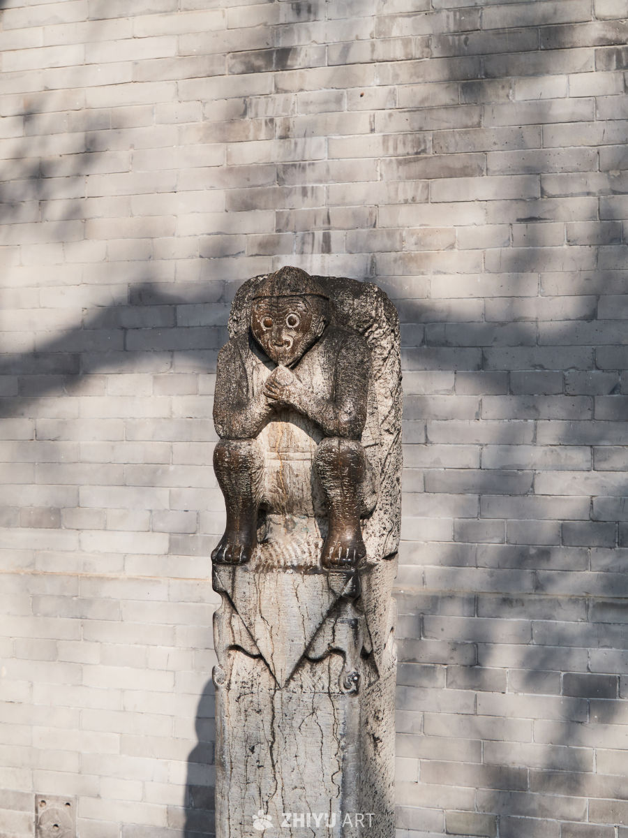 北京宛平县衙外猴形石雕拴马桩特写