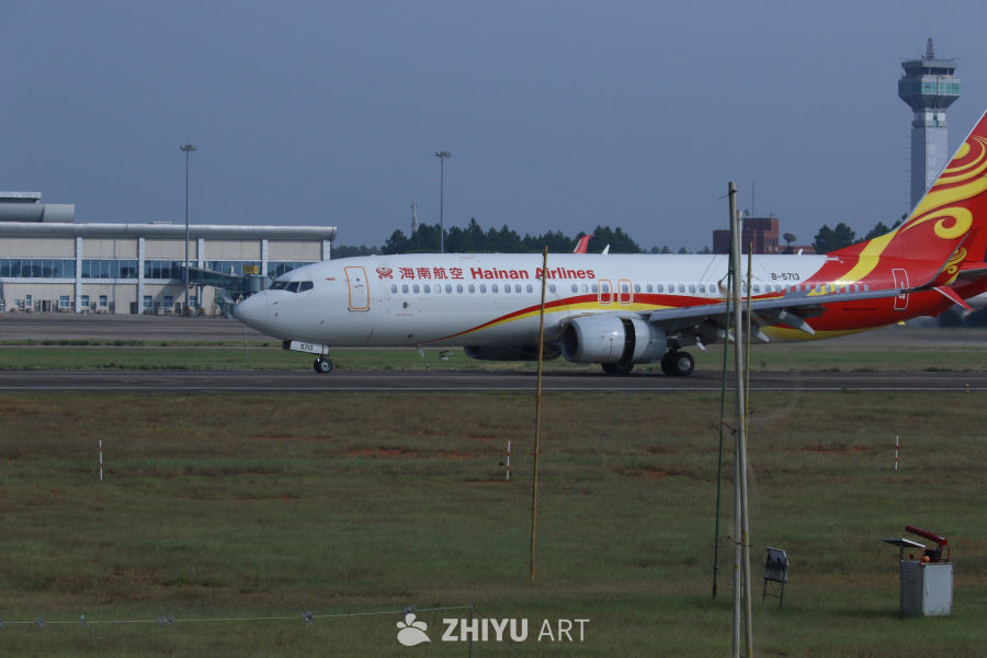 海南航空飞机在机场跑道上